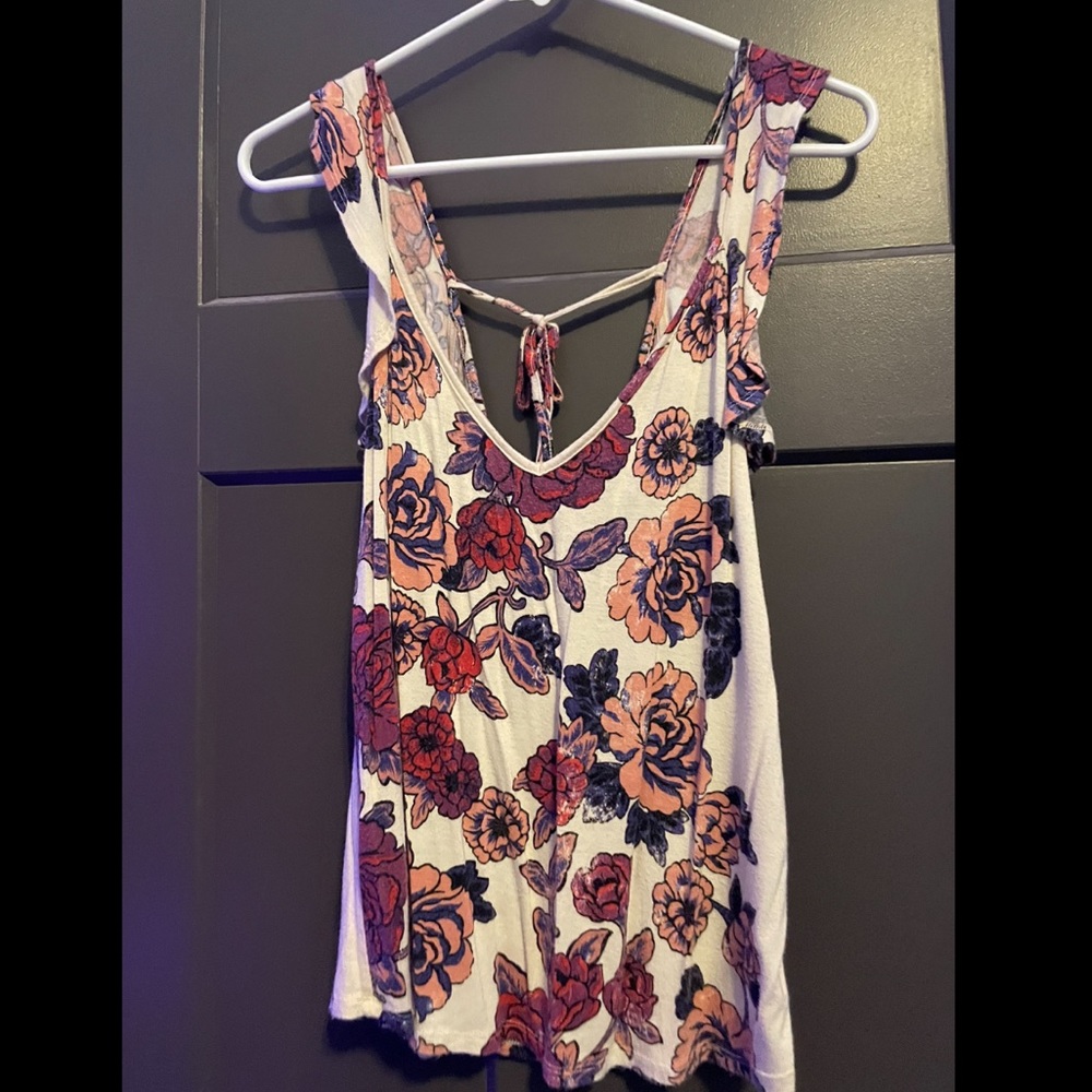 Floral shirt. Size L.